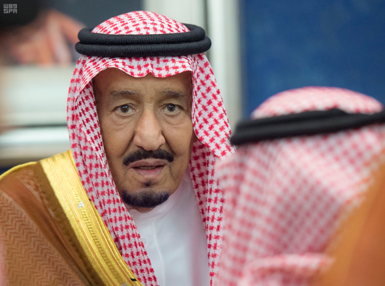 شاهد.. الملك يستقبل المعزين في وفاة الأمير عبدالرحمن بن عبدالعزيز