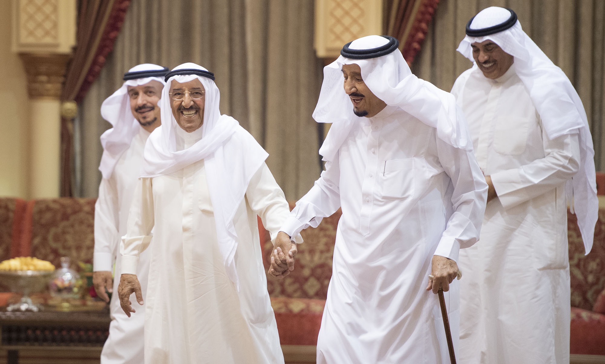 الملك سلمان يهنئ أمير الكويت هاتفيًا بعودته إلى بلاده بعد استكماله الفحوصات الطبية