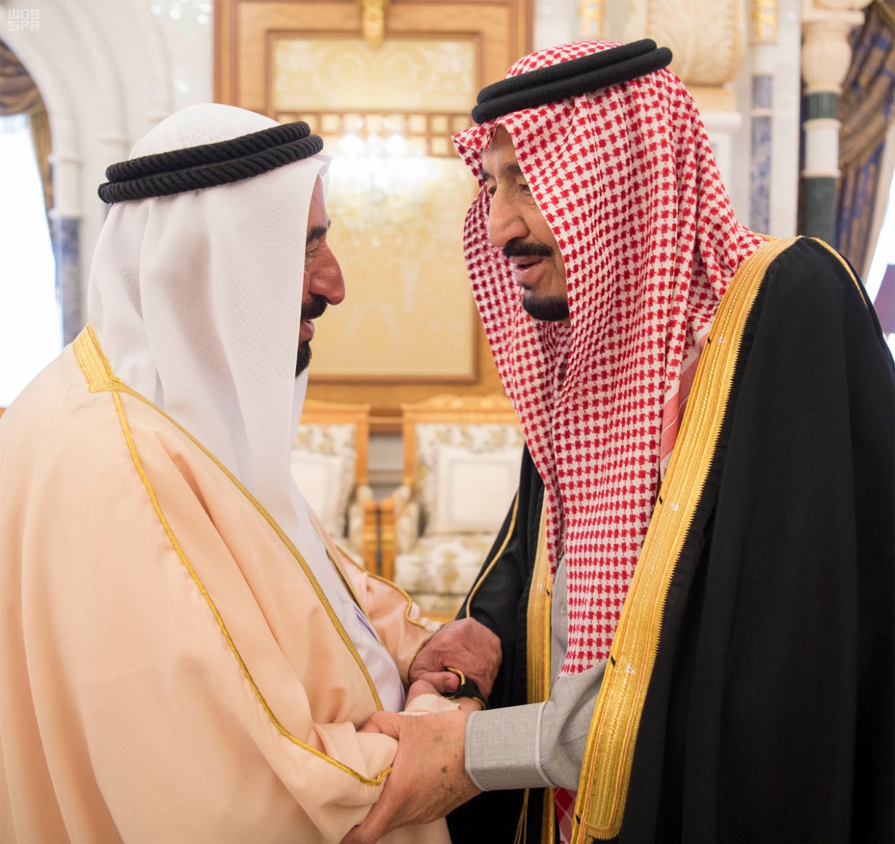 الملك يستعرض العلاقات الأخوية مع عضو المجلس الأعلى حاكم إمارة الشارقة