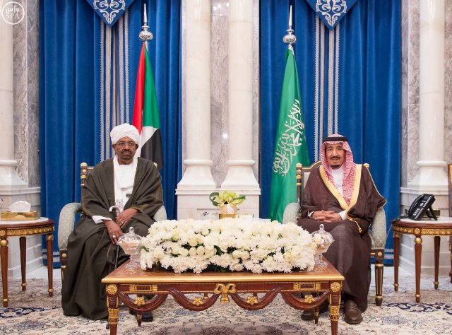 الملك يعقد اجتماعاً مع الرئيس السوداني يتناول آفاق التعاون بين البلدين