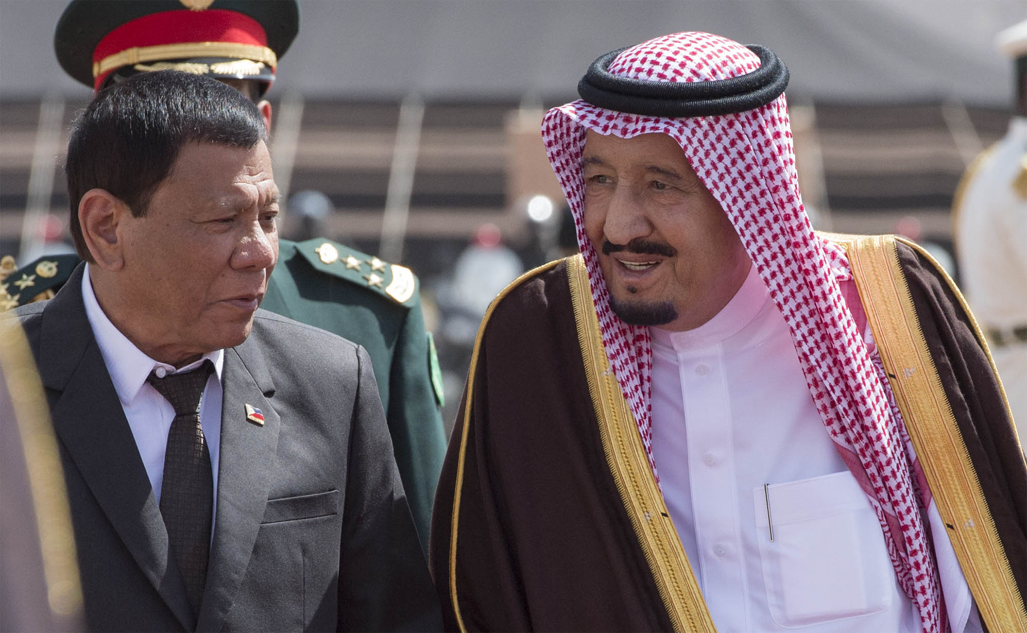 شاهد بالصور.. الملك يستقبل الرئيس الفلبيني في روضة خريم