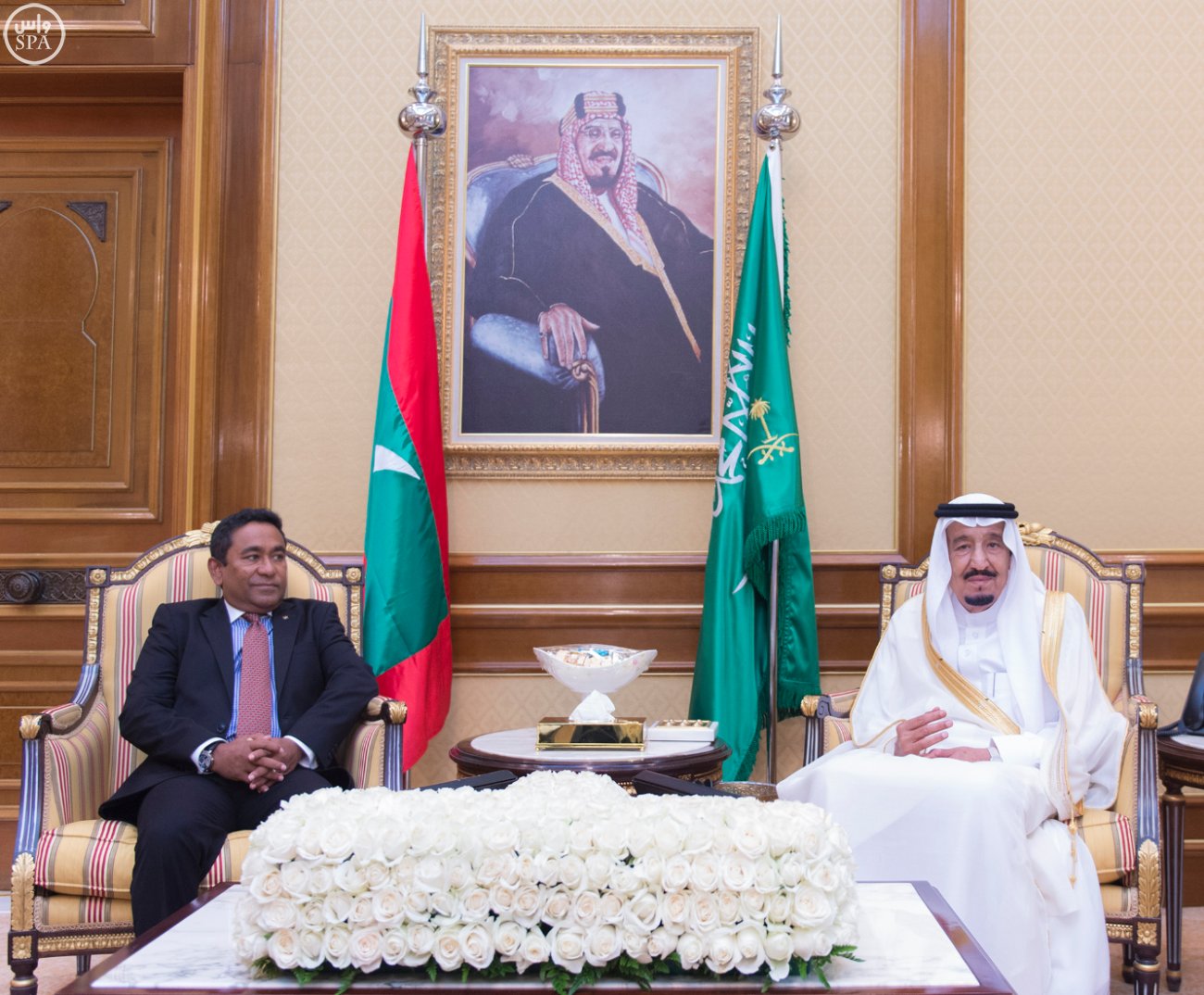 #خادم_الحرمين يلتقي رئيس #المالديف بـ #منى