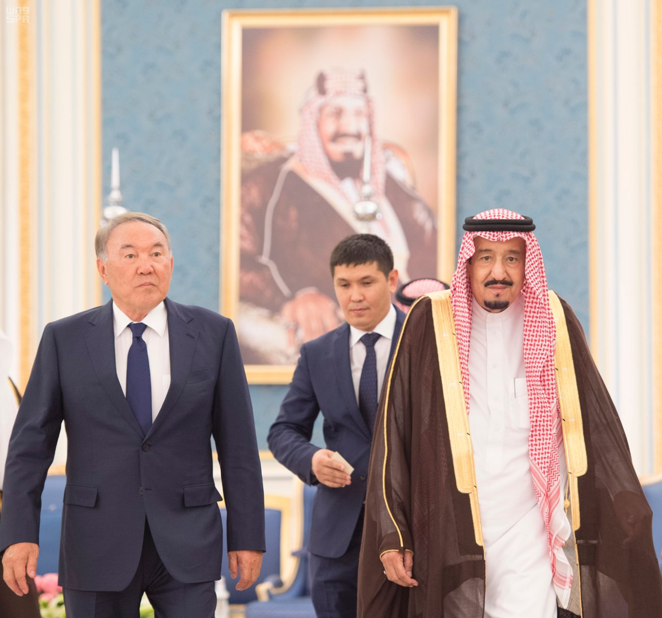 الملك  يستقبل رئيس جمهورية كازاخستان ويُقيم له مأدبة غداء