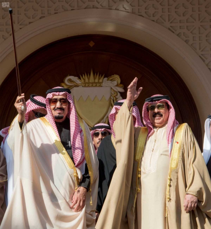 الملك يستقبل ملك البحرين ويشرف مادبة الغداء