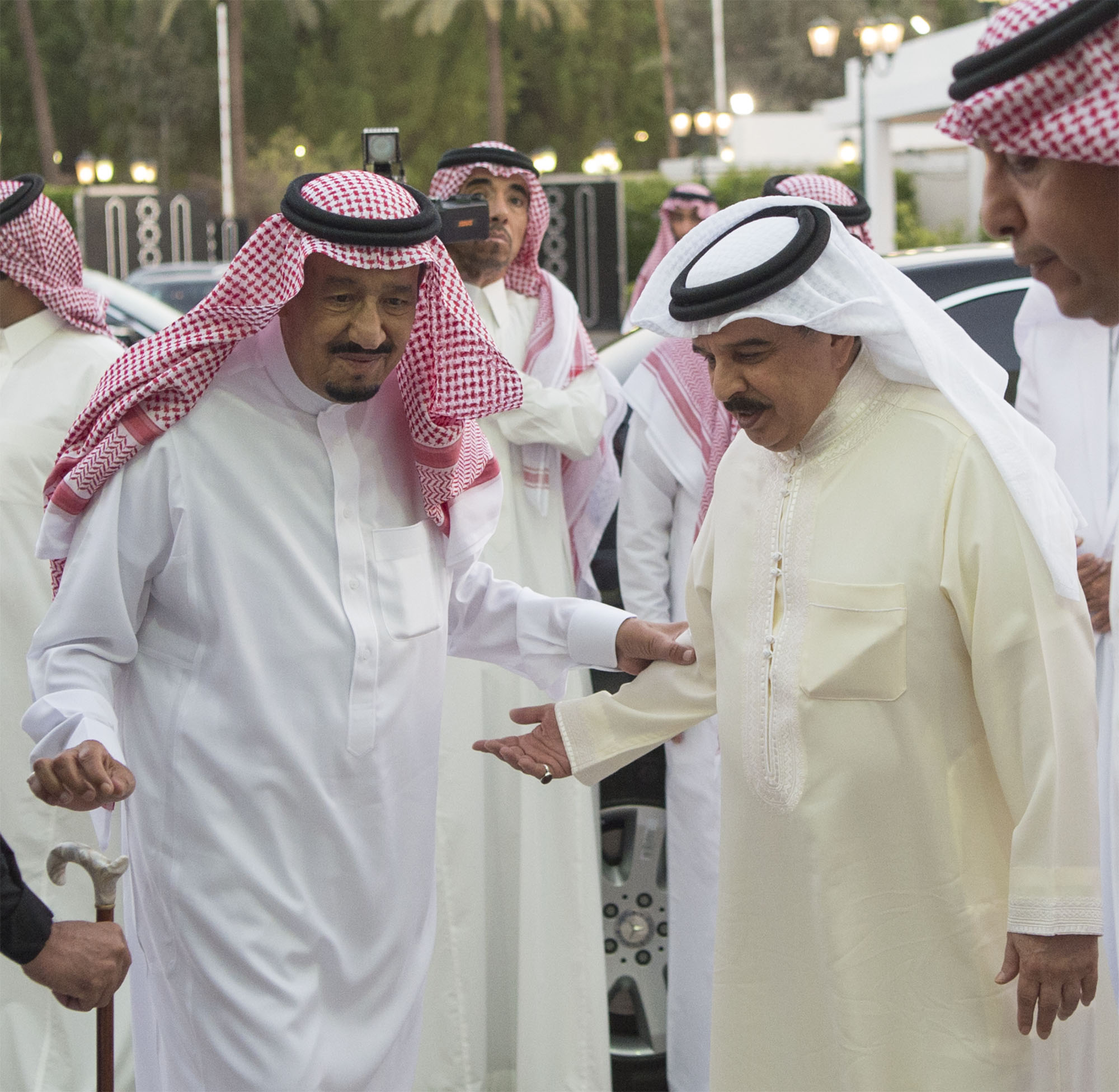 بالصور .. خادم الحرمين يستقبل ملك البحرين في قصر السلام