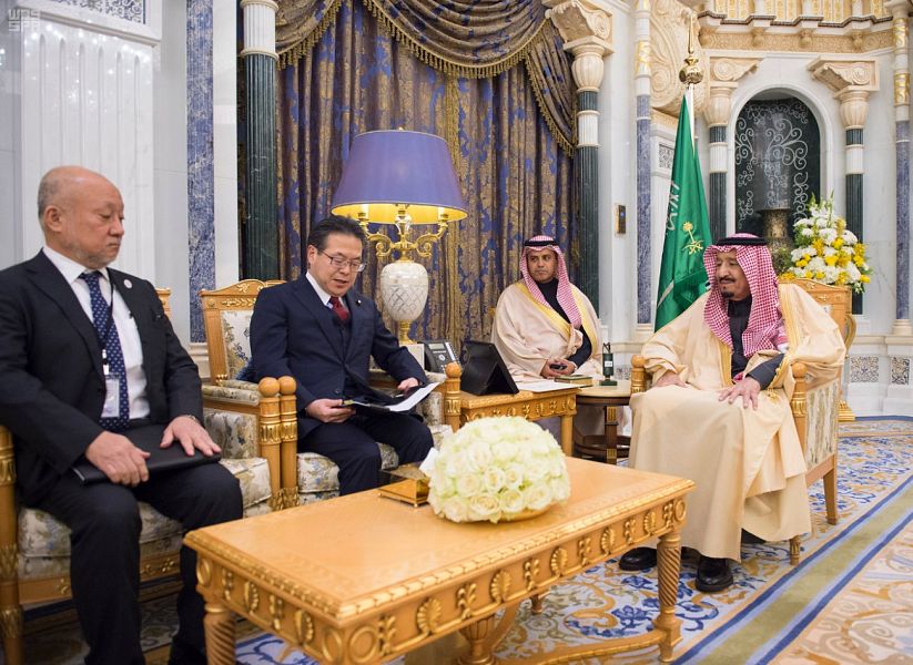 الملك يبحث مجالات تحقيق الرؤية السعودية اليابانية 2030 مع وزير الاقتصاد والتجارة الياباني