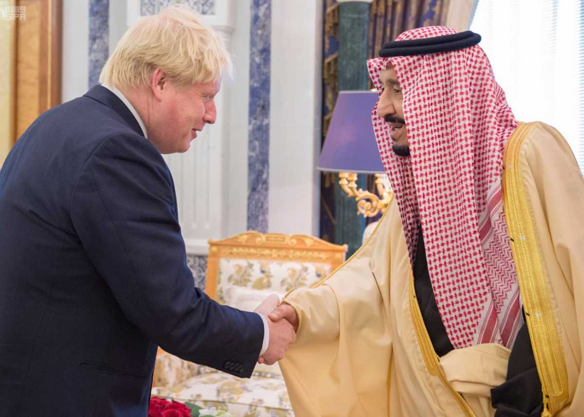 شاهد.. الملك يبحث مع وزير الخارجية البريطاني العلاقات الثنائية بين البلدين