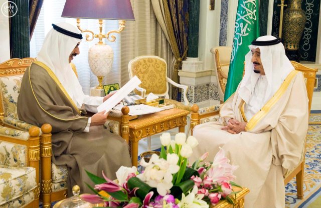 الملك يتسلم رسالة من أمير الكويت