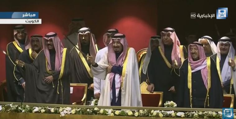 بالفيديو والصور.. الملك سلمان يشارك في العرضة بحفل وزارة الإعلام الكويتية
