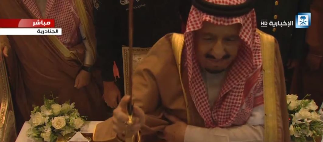 شاهد.. الملك يؤدي العرضة السعودية في مهرجان الجنادرية