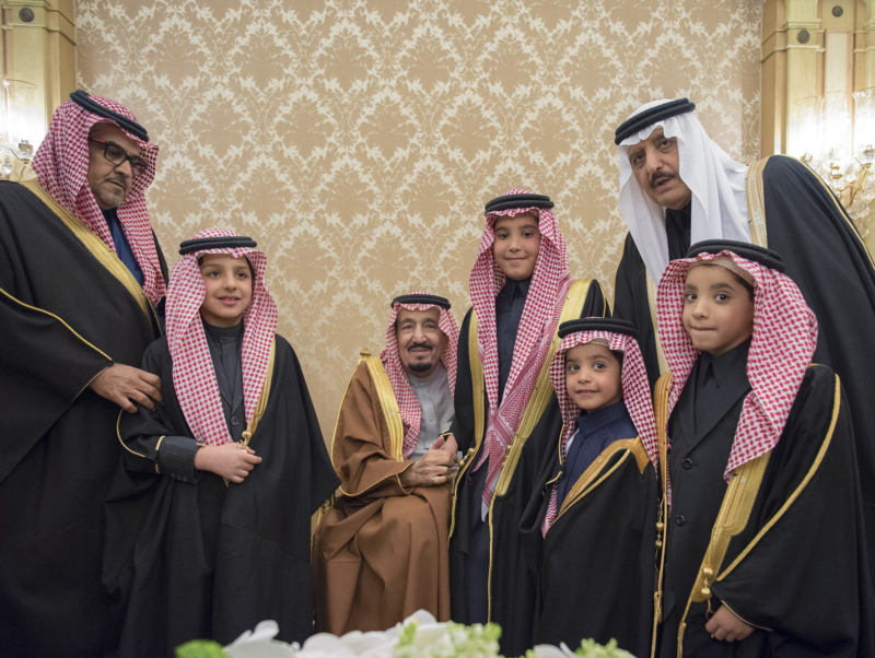 الملك يشرف حفل زواج ابناء اخيه الامير احمد بن عبدالعزيز ‫(34669057)‬ ‫‬