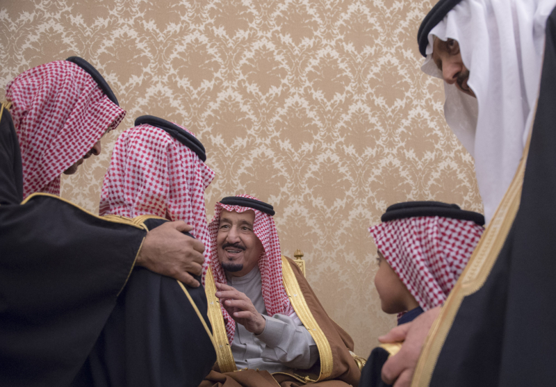 الملك يشرف حفل زواج ابناء اخيه الامير احمد بن عبدالعزيز ‫(34669058)‬ ‫‬
