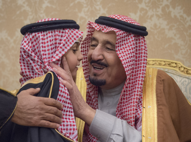 الملك يشرف حفل زواج ابناء اخيه الامير احمد بن عبدالعزيز ‫(34669074)‬ ‫‬