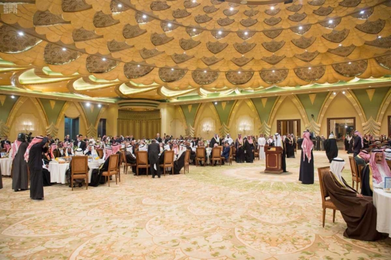 الملك يشرف مادبة العشاء التي اقامها أمير الكويت.jpg6