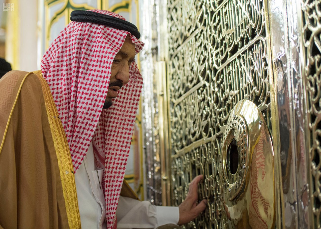 شاهد.. 14 صورة لزيارة الملك المسجد النبوي والصلاة في الروضة الشريفة