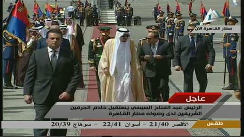 خادم الحرمين يصل إلى القاهرة والرئيس السيسي في مقدمة مستقبليه