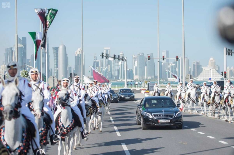 الملك يصل دولة قطر.jpg17