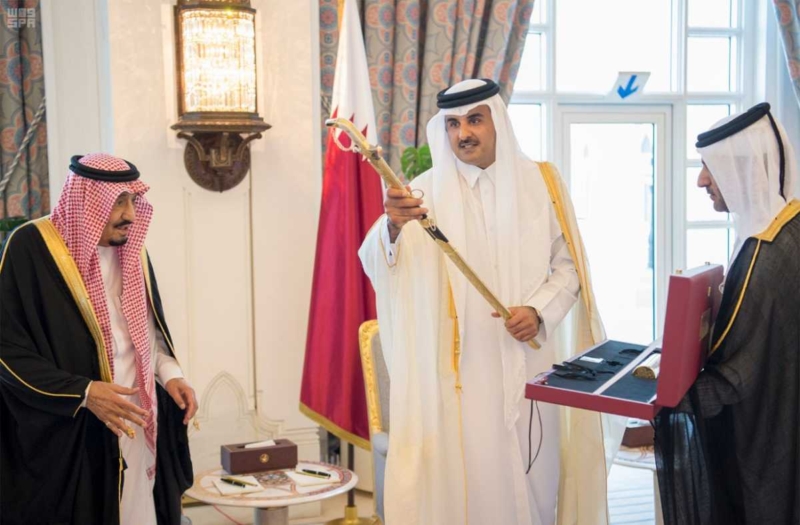 الملك يصل دولة قطر.jpg21