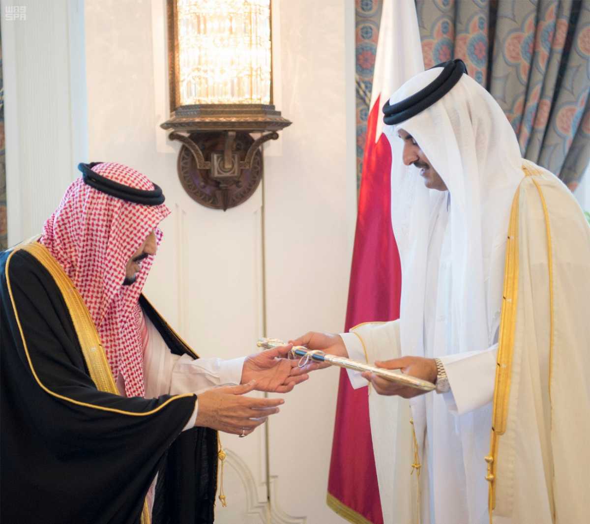 #عاجل .. بالصورة .. الملك يتسلم سيف المؤسس من أمير #قطر