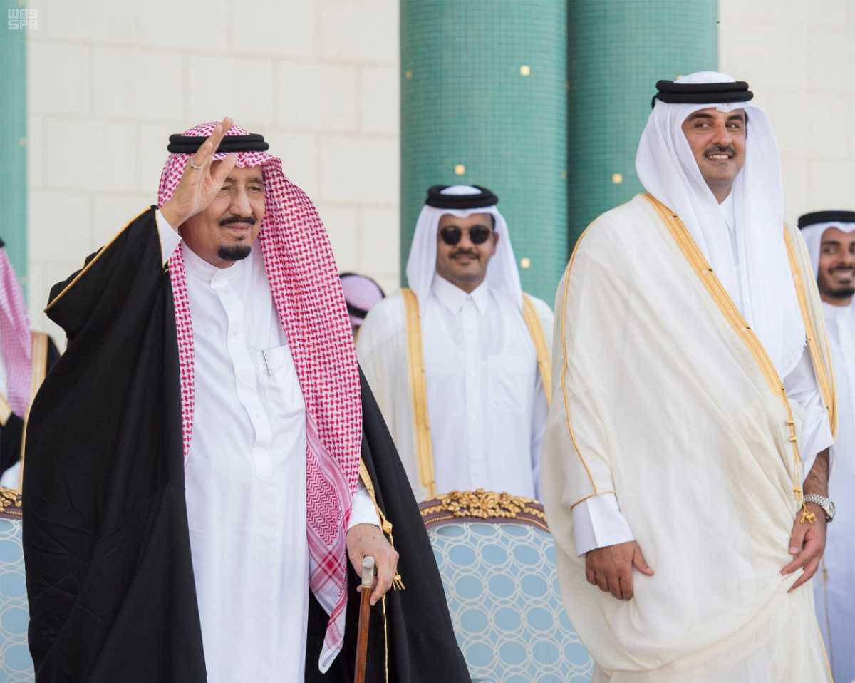 بالفيديو والصور.. الملك سلمان يشارك في أداء العرضة خلال استقباله بالدوحة