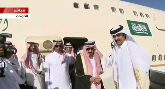 #عاجل بالصور.. أمير قطر على رأس مستقبلي الملك سلمان في الدوحة