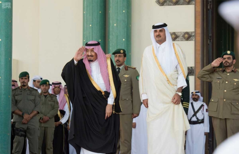 الملك يصل لدولة قطر.jpg1