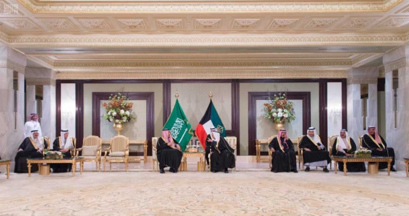 الملك يعقد جلسة مباحثات مع أمير الكويت