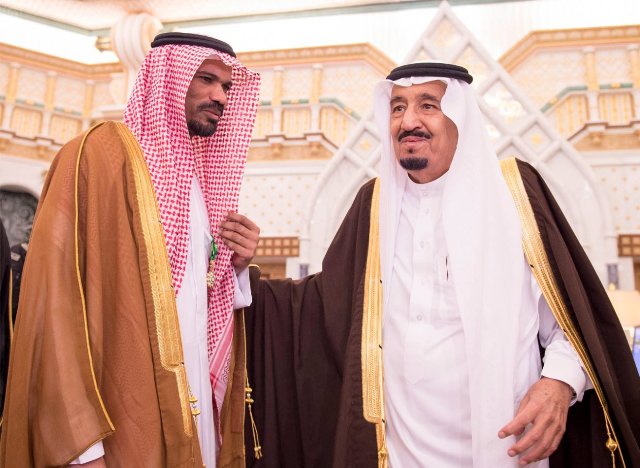 الملك يستقبل الخالدي ويقلده وسام الملك عبدالعزيز من الدرجة الثالثة