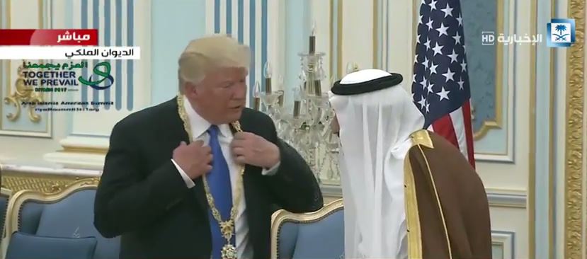 خادم الحرمين يمنح ترامب قلادة الملك عبدالعزيز ويقيم مأدبة غداء تكريماً له
