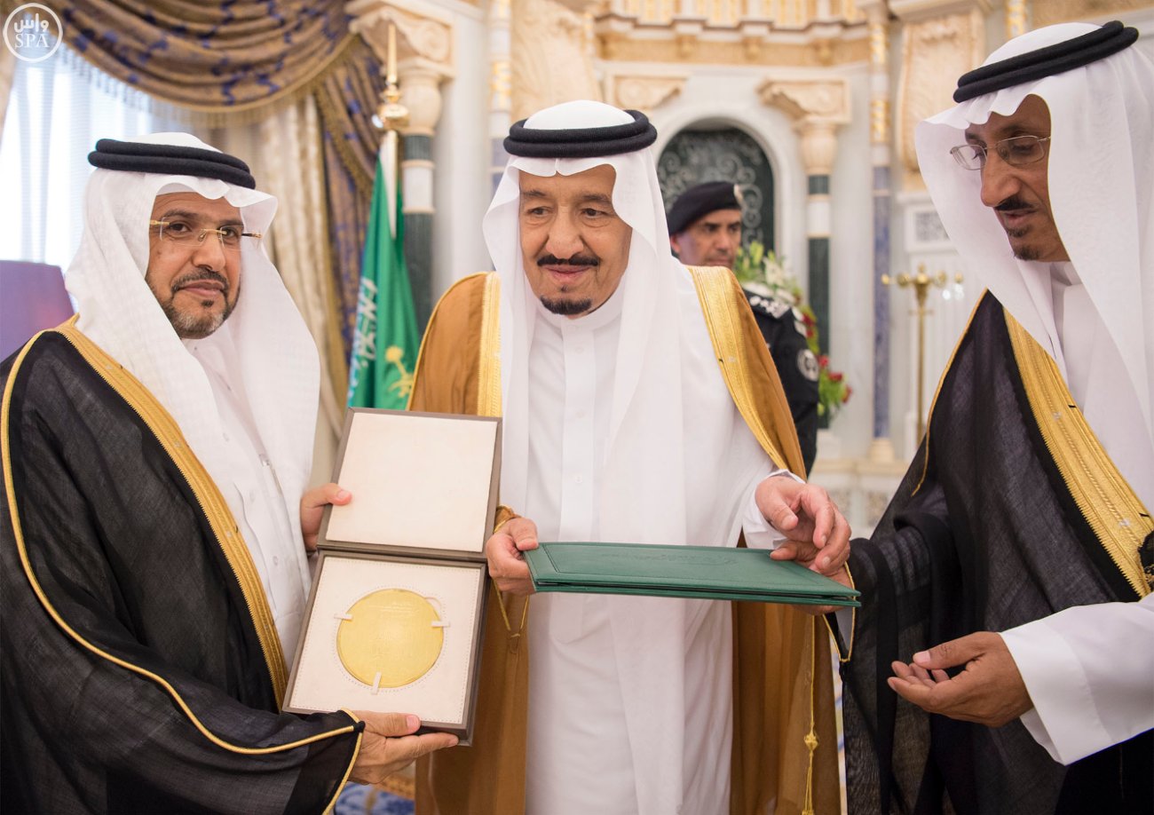 الملك يكرم الفائزين بجائزتي المؤسس للكتاب وخادم الحرمين لدراسات تاريخ الجزيرة العربية