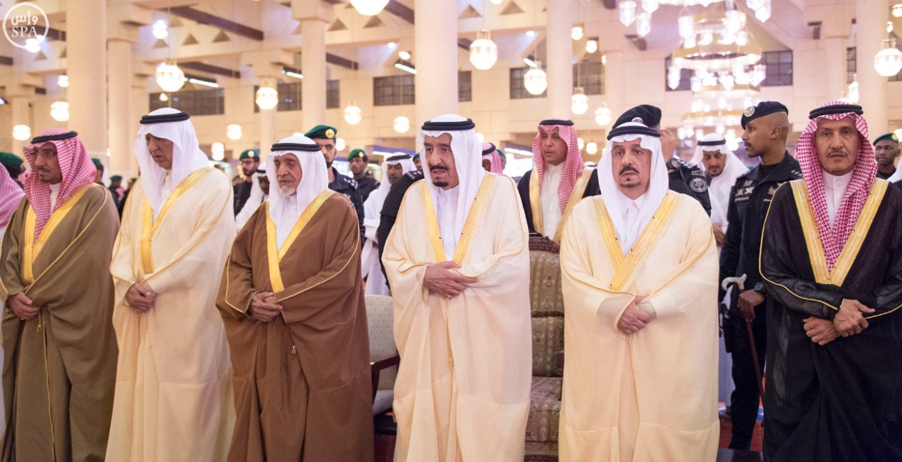 الملك يؤدي صلاة الميت على الأمير بندر بن سعود