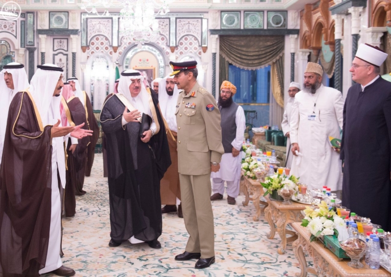 الملك يَسْتقْبل رئيس هيئة الأركان الباكستانية ووزيري الشؤون الإسلامية والحج7
