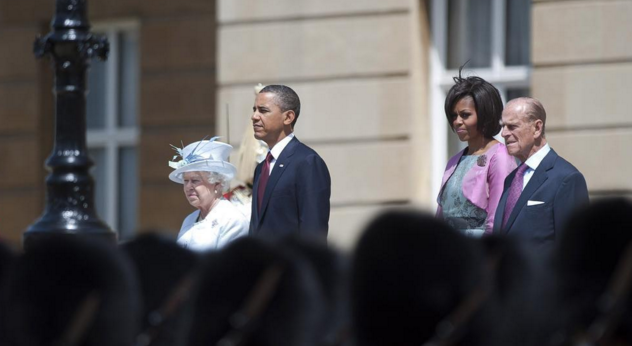 الملكة إليزابيث تتحدى أوباما وميشيل