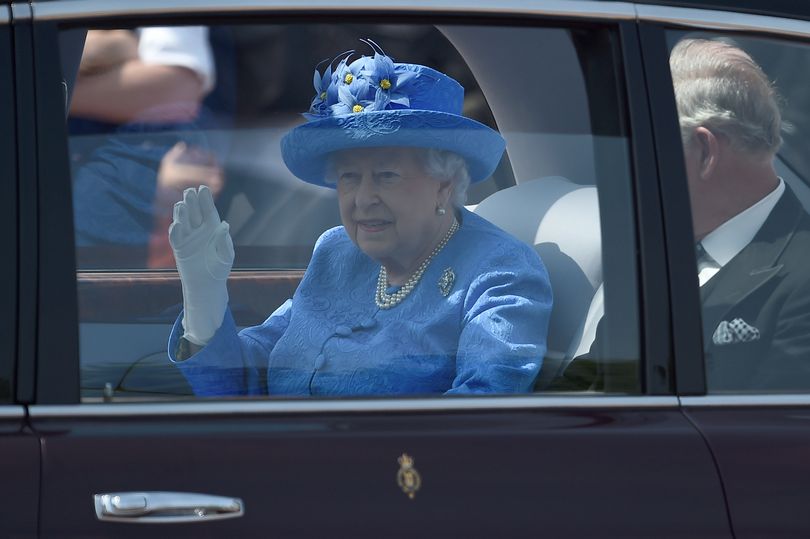 الملكة إليزابيث تستعد للتنازل عن العرش