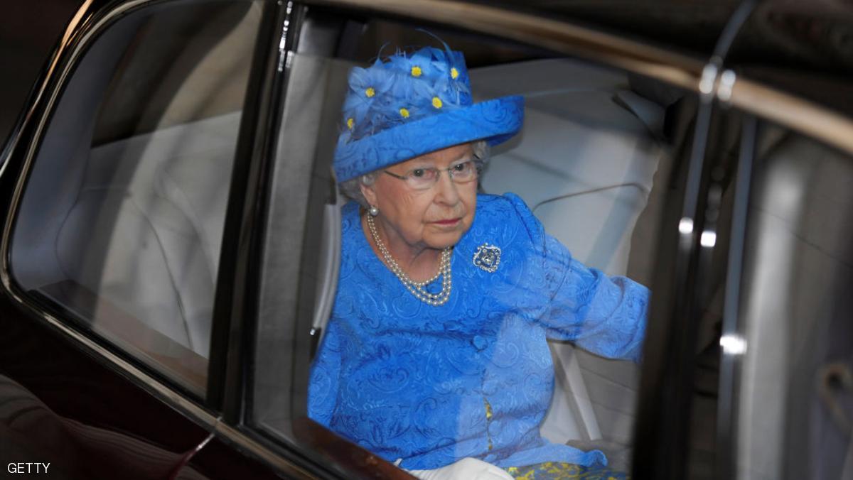 يتصل بطوارئ الشرطة للإبلاغ عن مخالفة مرورية على الملكة إليزابيث