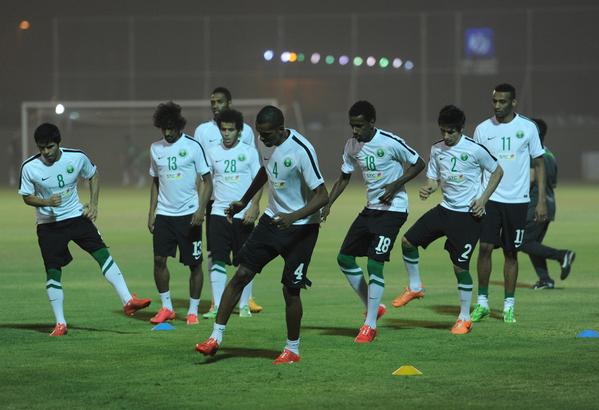 شاهد بالصور.. الأخضر يتدرب وسط الغبار