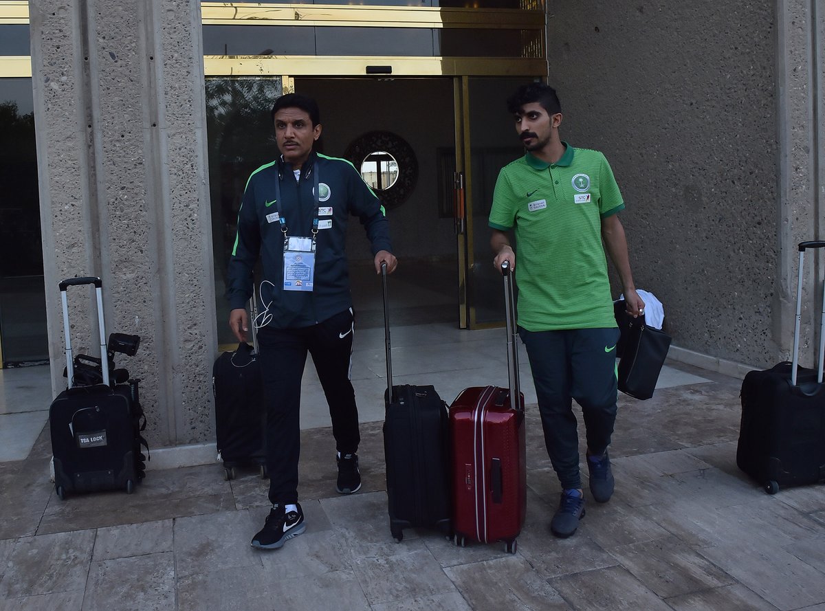 بالصور.. لاعبو الأخضر يصلون ملعب مباراة السعودية والعراق