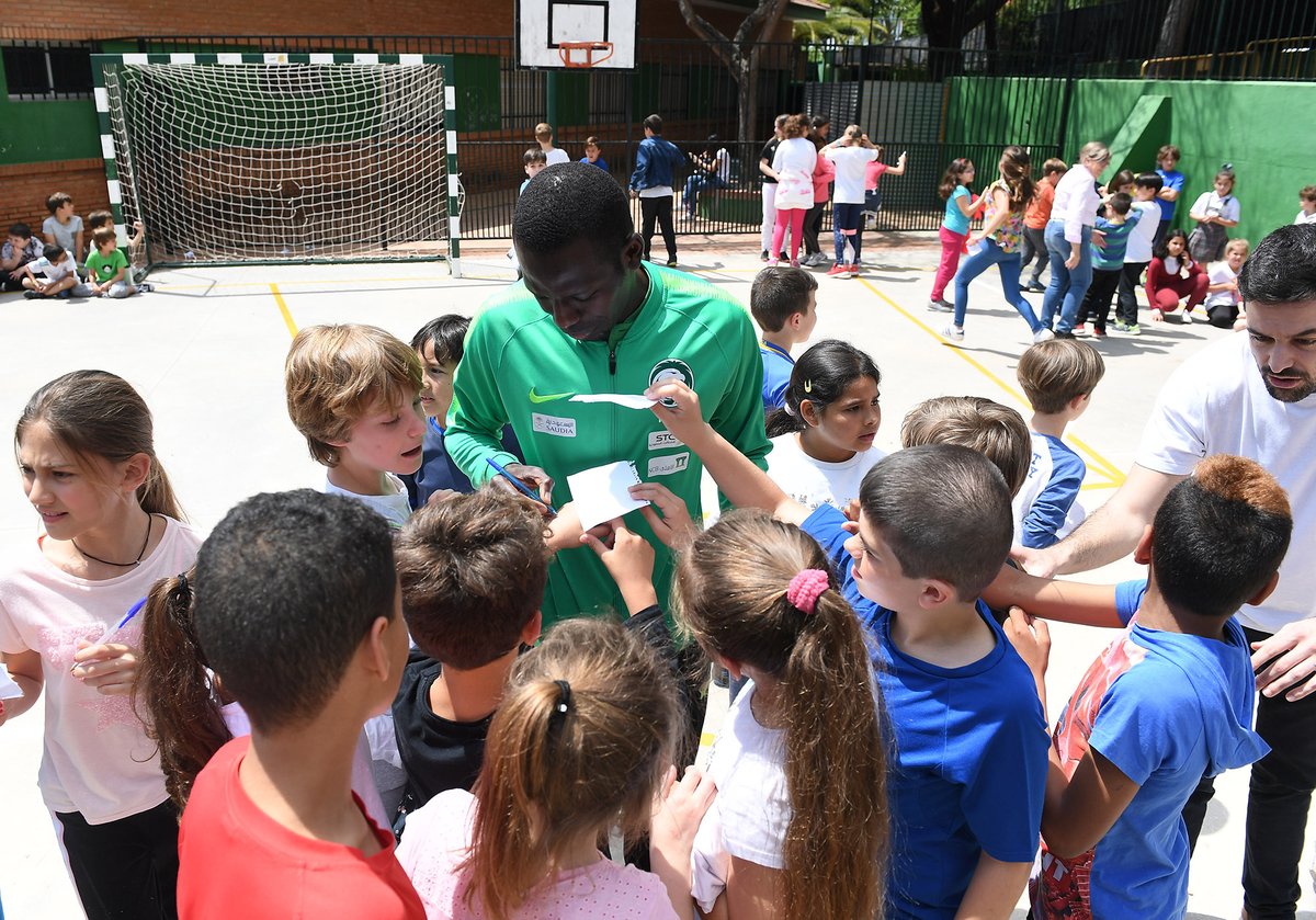 بالصور.. وفد من المنتخب السعودي يزور مدرسة في ماربيا