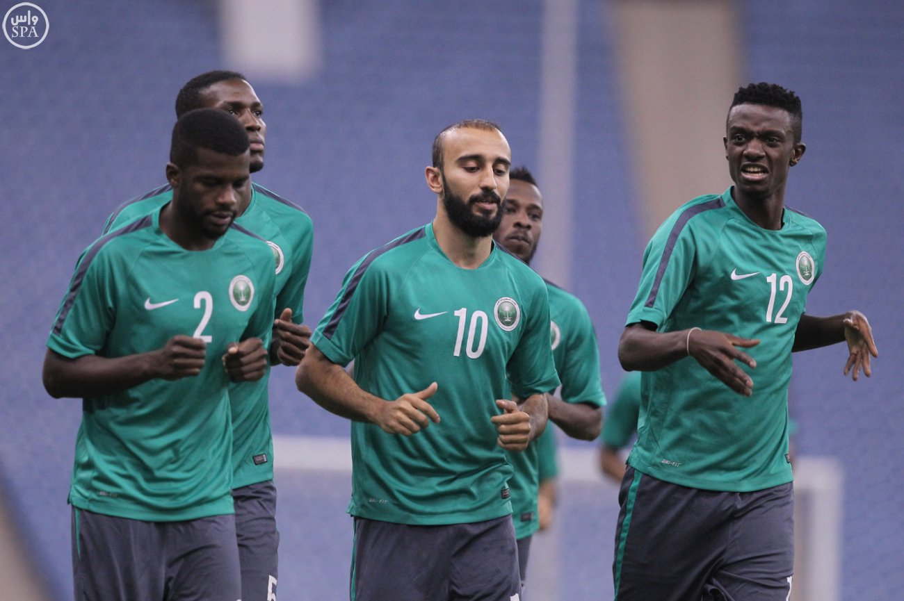 النتخب السعودي يتدرب  تمرين (4)