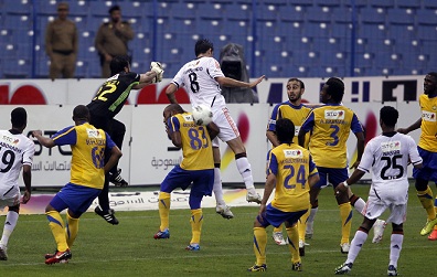 بالفيديو.. النصر والشباب ينهيان الشوط الأول بهدفي السهلاوي وهزازي