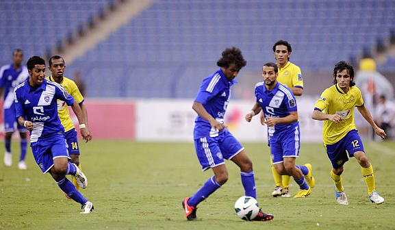 اتحاد الكرة يستعين بطاقم حكام أجانب في نهائي الهلال والنصر