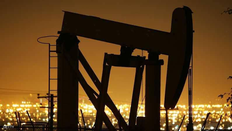 ارتفاع الإنتاج الأمريكي يهبط بأسعار النفط