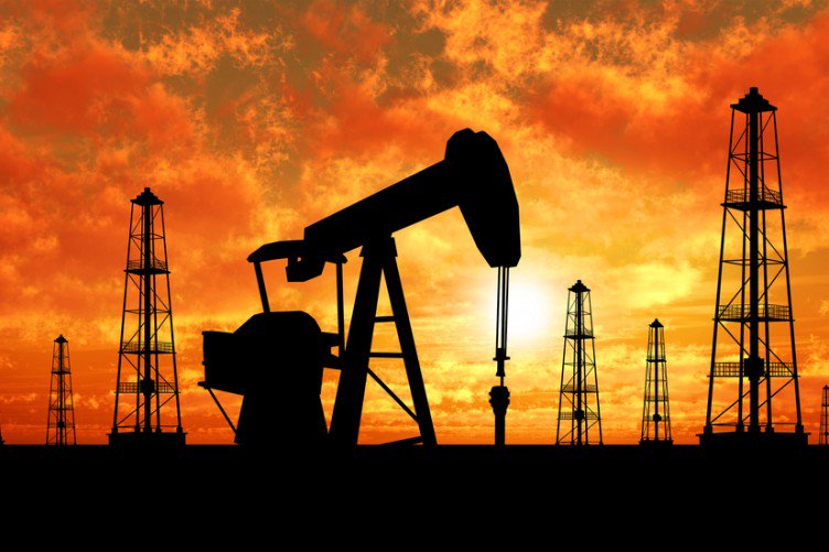 النفط يرتفع دولارًا للبرميل بعد انخفاضه 6%