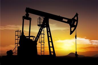 النفط يهوي ويسجل أدنى مستوى في عام