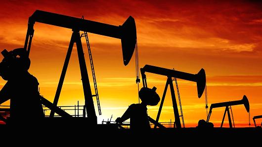 النفط يتماسك بفعل قوة الطلب واستمرار تخفيضات الإنتاج