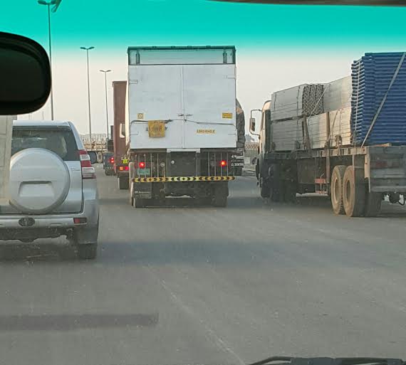 بالصور.. تَهَوّر سائق على طريق #النويصيب هدّد بكارثة