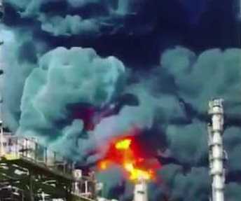 بالفيديو.. النيران تشتعل مُجّدداً في مُجمّع البتروكيماويات بإيران