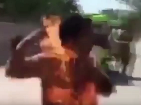 بالفيديو.. النيران تلتهم باكستانياً إثر انفجار بطارية هاتفه بجيبه