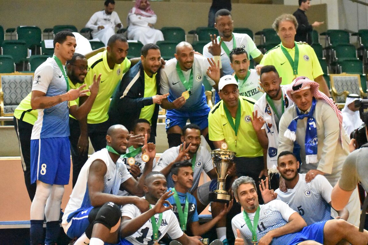 بالصور.. أفراح لاعبي طائرة الهلال بعد التتويج بكأس المملكة