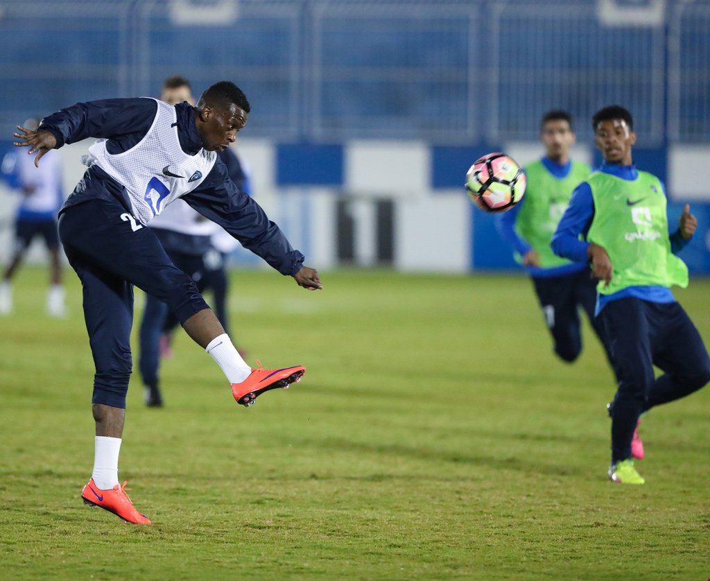 بالصور.. الهلال يستعد لمواجهة الشباب بالتدريب تحت المطر